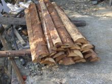 自然木の木肌を使いログハウスの犬小屋づくり。杉の木肌のアールを使... ログタイプの犬小屋づくり